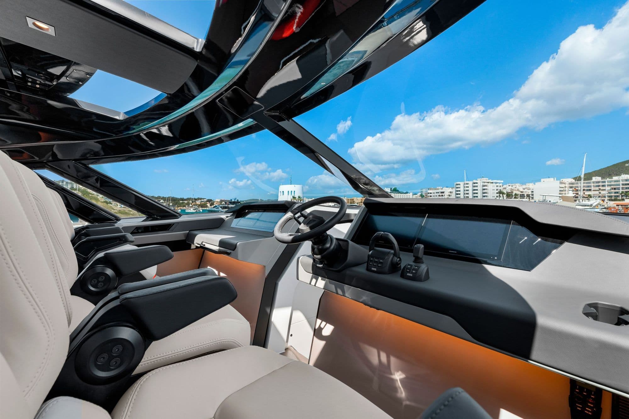 Helm of the Wajer 77 with suspension seats and wide screens