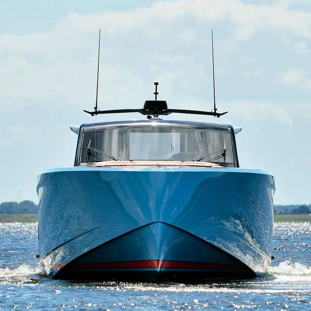 Vanquish VQ58 running bow-on
